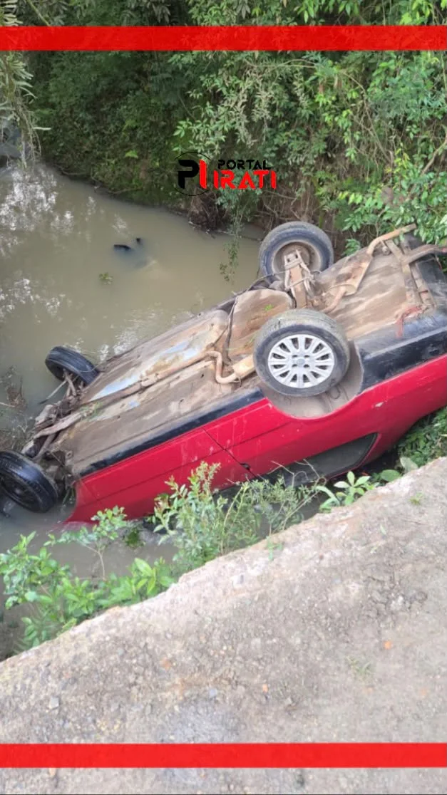 Carro cai em rio e fica submerso no bairro Engenheiro Gutierrez, em Irati