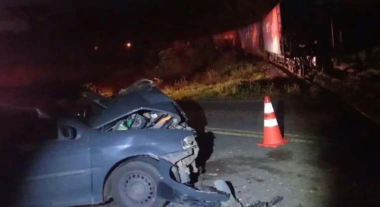 Carro bate contra trem e deixa jovem de 21 anos ferido na PR-438, em Teixeira Soares