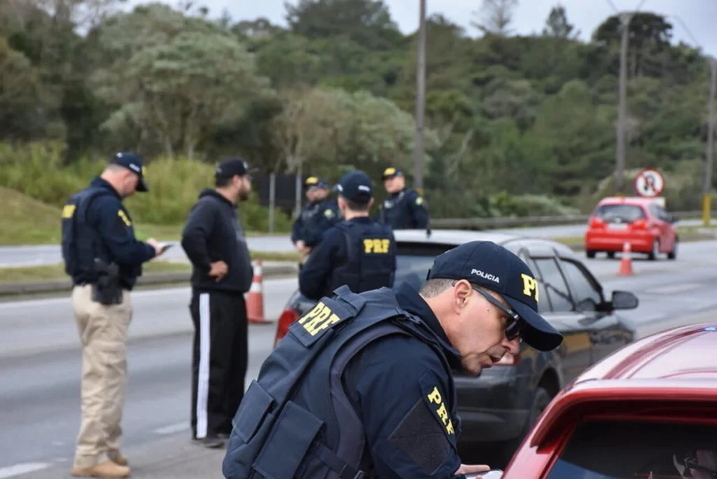 Quase 2 mil excessos de velocidade são flagrados e 4 pessoas morrem nas rodovias do Paraná durante feriado