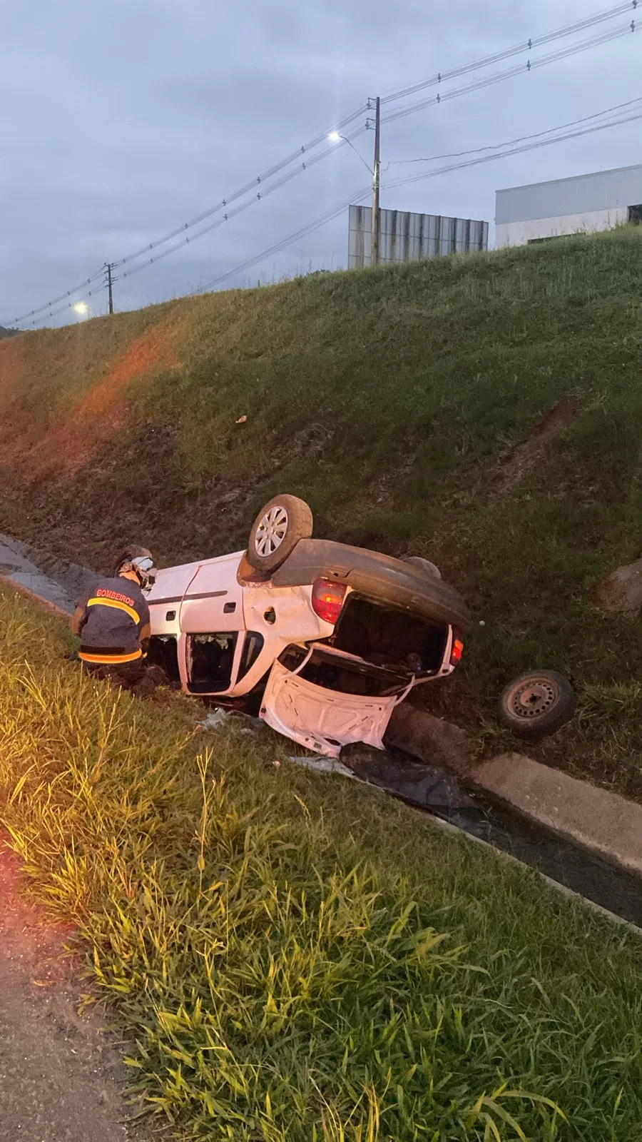 Jovem de 19 anos fica ferido após carro capotar em barranco e parar com teto para baixo em Prudentópolis