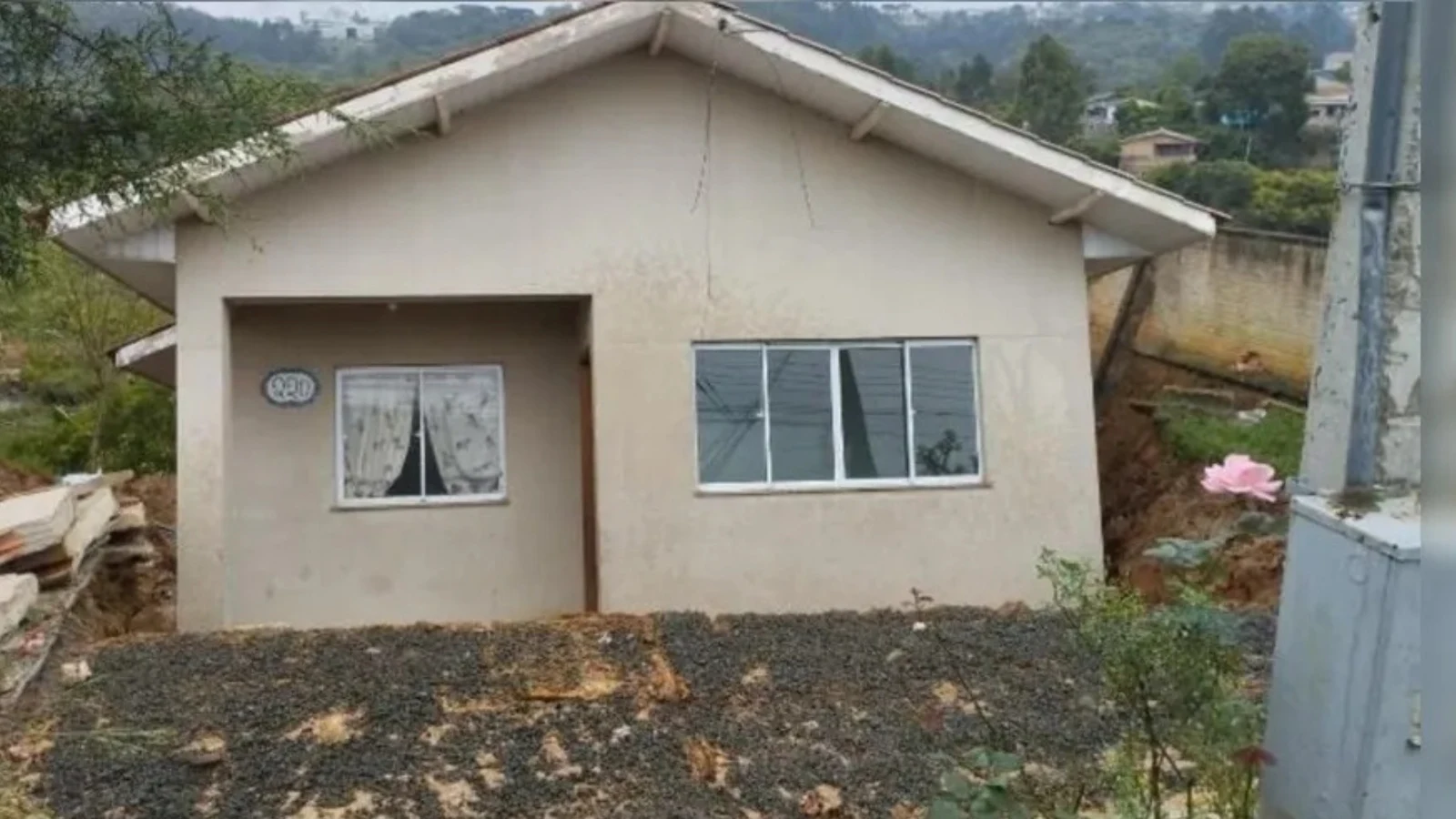 Casa desliza com barranco após chuvas em Imbituva; família já havia sido retirada