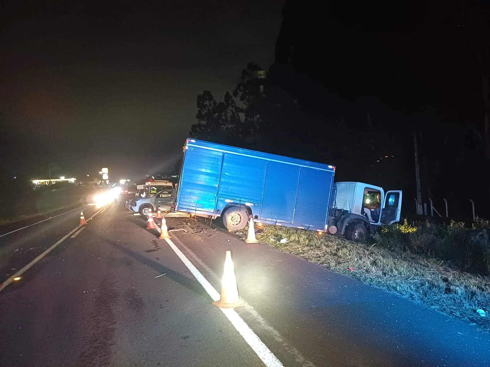 Motorista de 31 anos morre após carro invadir pista contrária e bater em caminhão na BR-277
