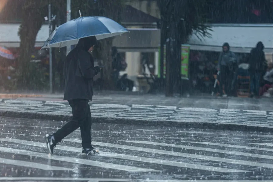 Temperaturas sobem no Interior e chuva fica mais intensa no Paraná no feriado